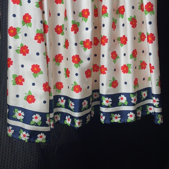 Vintage Hand Taylor Made Floral Designed Knee high Skirt with Slip Liner! - Picture 4 of 11